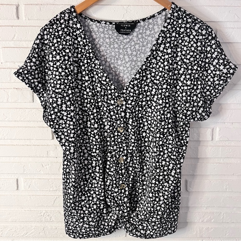 Flower & Feather Black and White Floral Faux Button Blouse, Women’s Size Small